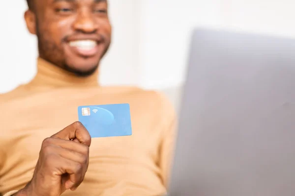 Happy Customer Shopping Online Using Credit Card And Laptop Indoor — Stock Photo, Image