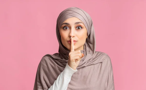 Rahasia. Wanita Muslim menunjukkan tanda diam, meletakkan jari di bibir — Stok Foto