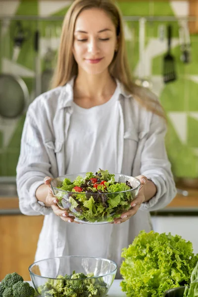 Fröhliches schlankes Mädchen genießt Gemüsesalat in Glasschüssel — Stockfoto