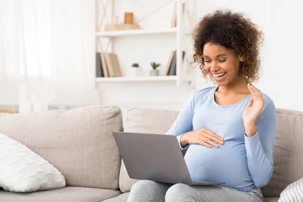 Africano-americana embarazada mujer vídeo chat en el ordenador portátil — Foto de Stock