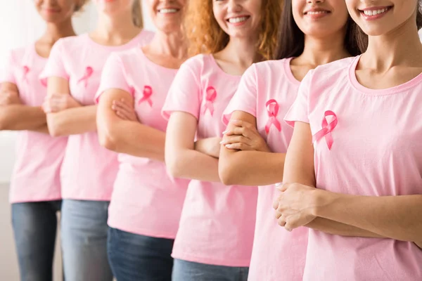 Выжившие от рака груди, стоящие в очереди на белом фоне, обрезанные — стоковое фото