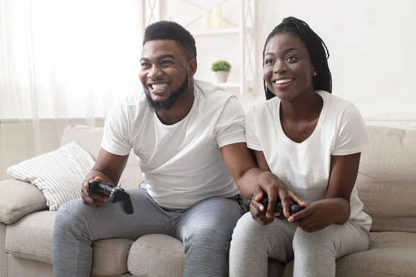 Schwarzes Paar spielt zu Hause Videospiele und konkurriert miteinander — Stockfoto