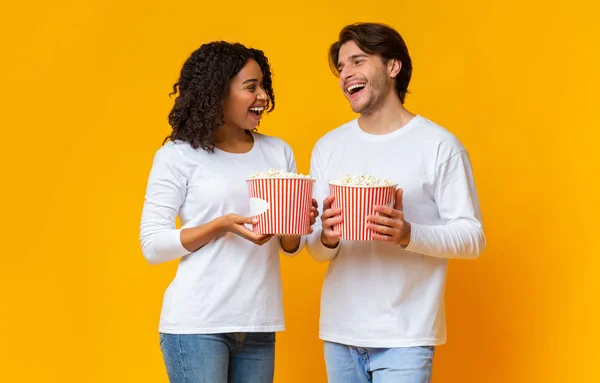 Porträt eines fröhlichen multiethnischen Paares mit Popcorn-Eimern in den Händen — Stockfoto