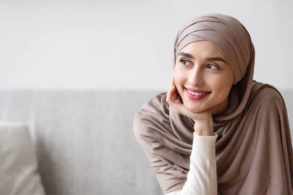 Gadis termenung dengan kerudung sedang beristirahat dengan tangan dan berpaling — Stok Foto