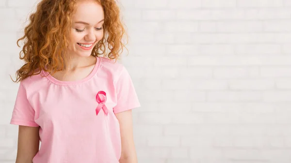 Chica en camiseta rosa de pie sobre la pared de ladrillo blanco, Panorama — Foto de Stock