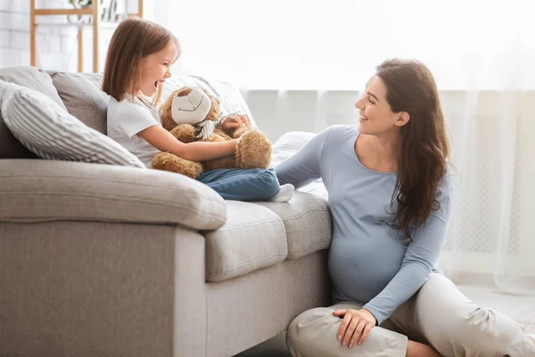 Freundliche Familie schwangere Mutter und kleine Tochter verbringen Zeit miteinander — Stockfoto
