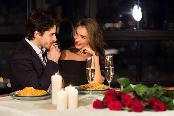 Boldog férfi csók szeretett barátnője kezét a romantikus randin — Stock Fotó