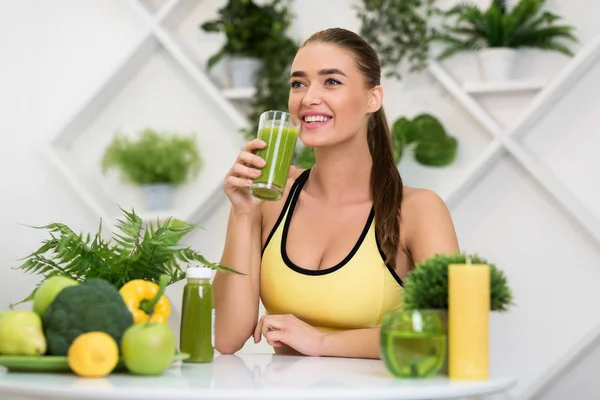 Ung sportig flicka dricker hälsosam grönsaksjuice — Stockfoto