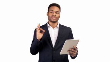 Mutlu genç afro adam işaret işareti gösteriyor.