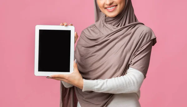 Tablet Digital Dengan Layar Hitam Di Tangan Wanita Muslim — Stok Foto