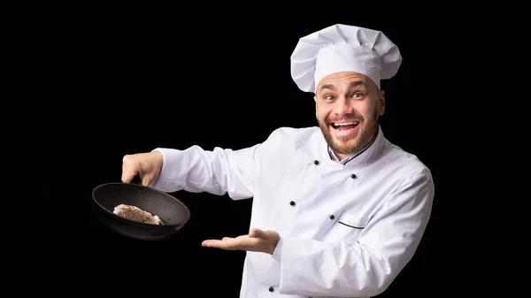 Chef segurando frigideira com bife no fundo preto, Panorama — Fotografia de Stock