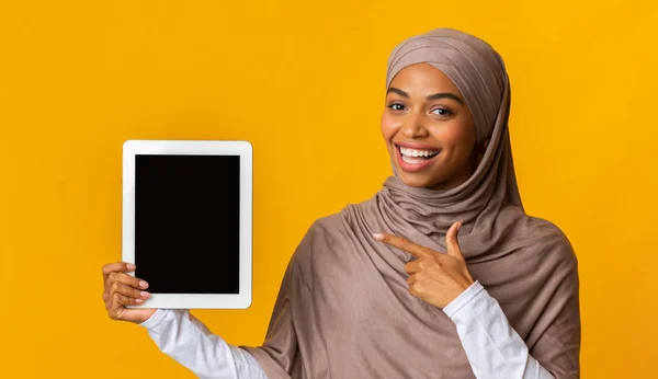 黑人穆斯林妇女用黑屏在数码桌旁指点 — 图库照片