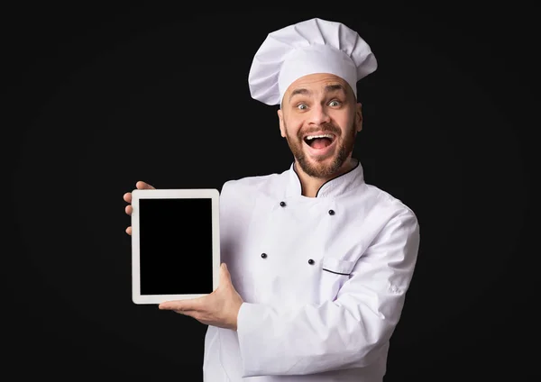 专业厨师展示平板电脑空白屏幕，演播室拍摄 — 图库照片