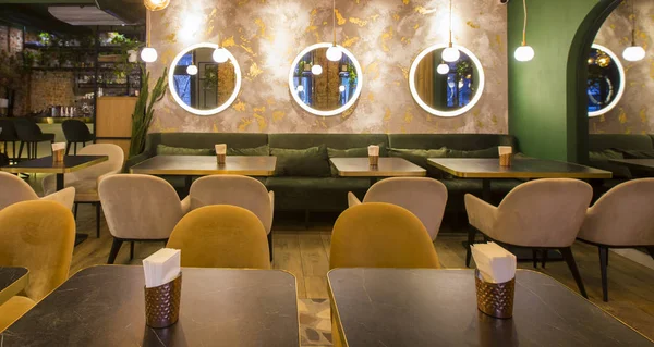 Ruime hal in restaurant of café met houten meubilair — Stockfoto