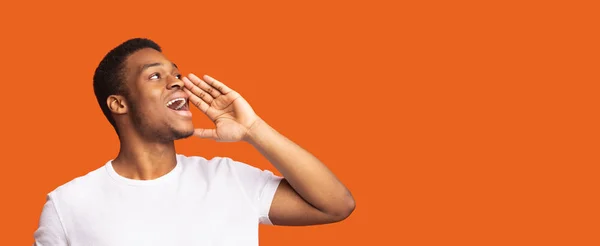 Afro guy portrait screaming on orange background — Stock Photo, Image