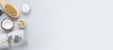 Hindistan cevizi ezmesi, bambu fırçası, taze doğal cilt bakımı.