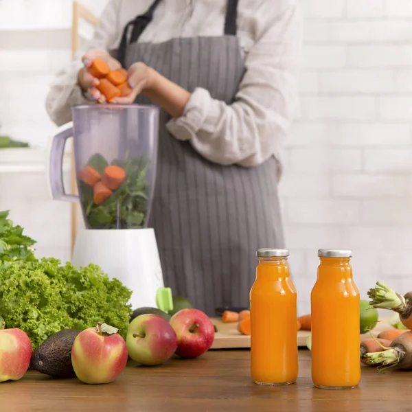 Woman making fruits and vegetables smoothies on blender — 스톡 사진