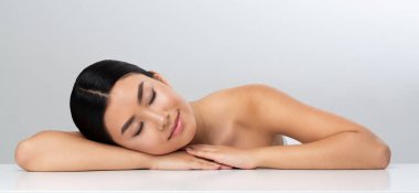 Spa ve sağlık. Kız masajdan sonra dinleniyor, gri arka plan