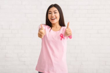 Pembe Kurdeleli Asyalı Kız Başparmak Kalemi, Beyaz Arkaplan