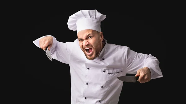 Crazy Chef Man trzymając noże grozić pozowanie w studio, Panorama — Zdjęcie stockowe