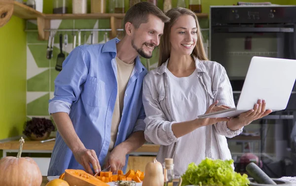 Joven pareja feliz disfrutando y preparando comida saludable — Foto de Stock