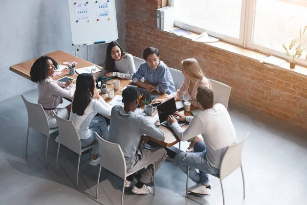 Equipo internacional creativo discutiendo nuevo proyecto en oficina moderna —  Fotos de Stock