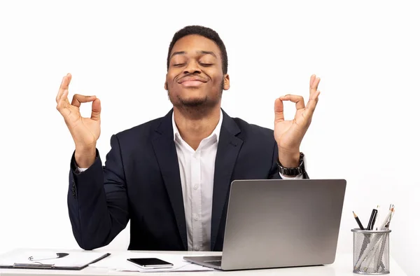 Tranquilo chico negro meditando mientras se trabaja en la PC — Foto de Stock