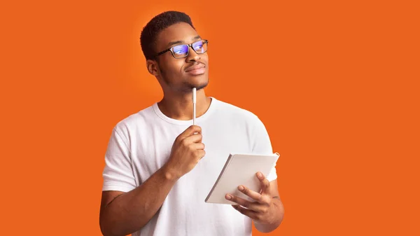 Retrato afro hombre pensativo sobre fondo naranja — Foto de Stock