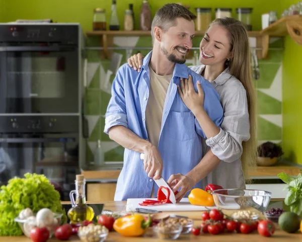 Glad romantisk ung par förbereder en måltid — Stockfoto