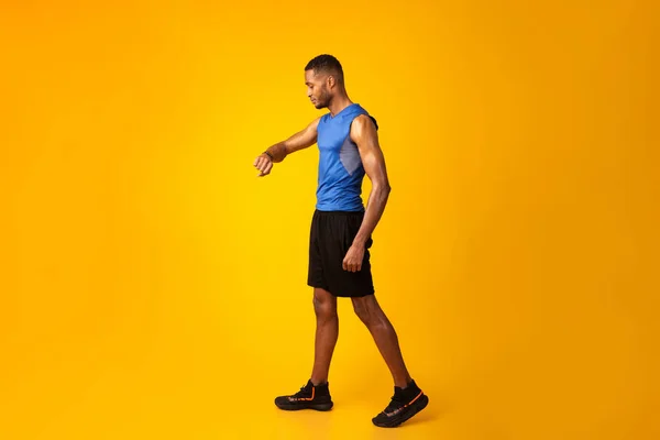 Imagen completa del hombre afro mirando el reloj —  Fotos de Stock