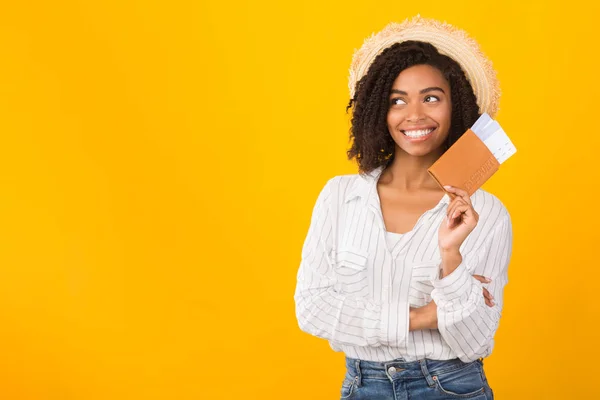 Marzycielka posiadająca kartę pokładową i paszport — Zdjęcie stockowe