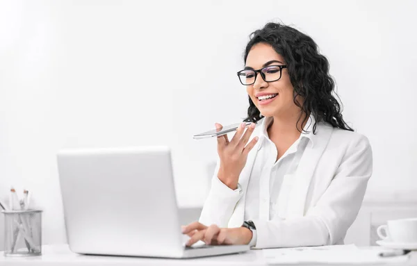 Mujer mexicana usando función de reconocimiento de voz de teléfono inteligente — Foto de Stock