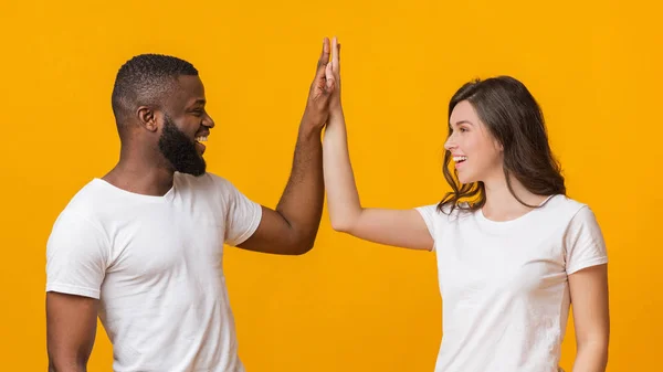 Heureux couple interracial se donnant cinq haut, applaudissements des paumes — Photo