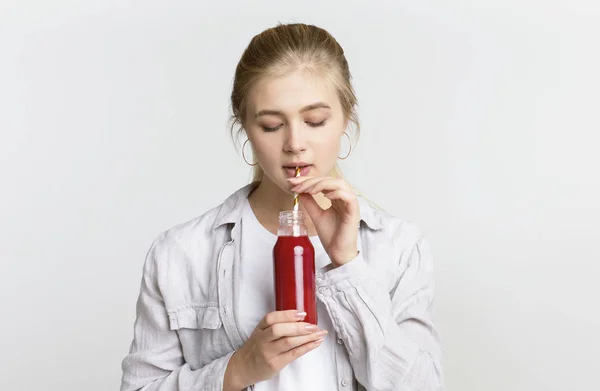 Menina de dieta atraente beber coquetel de desintoxicação saudável — Fotografia de Stock