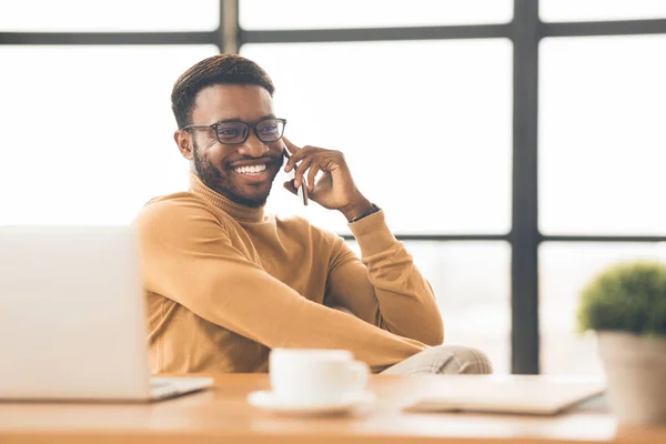 Gelukkige afro student aan de telefoon — Stockfoto