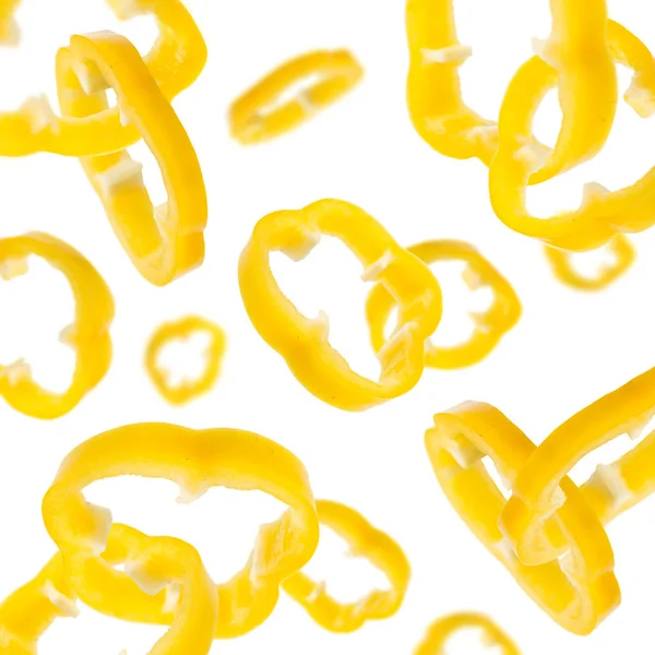 Latające żółte plastry papryki izolowane na białym tle — Zdjęcie stockowe