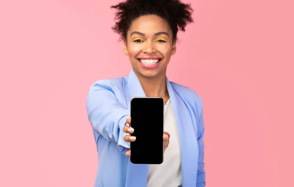 Schwarzes Mädchen zeigt leeren Handy-Bildschirm im Studio — Stockfoto