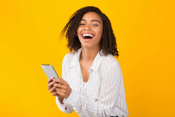 Feliz afo chica usando el teléfono celular mirando a la cámara — Foto de Stock