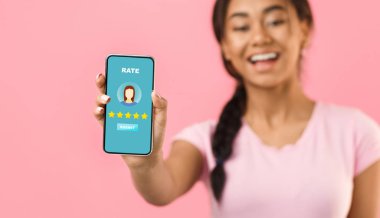 Mutlu kız boş ekran smartphone, mockup reklam için gösterilen