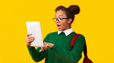 Şaşırmış afro kız beklenmedik internet piyangosuyla heyecanlandı.