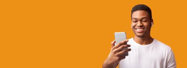 Kulaklıkla müzik dinleyen siyahi adamın portresi