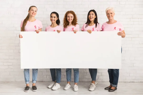 Kobiety w różnym wieku trzymając pusty plakat raka piersi — Zdjęcie stockowe