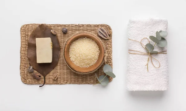 Accesorios orgánicos para relajarse y jabón de spa, sal y toalla — Foto de Stock