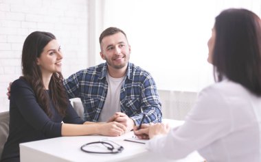 Milenyum eşleri doktor randevusunda doktorları dinliyorlar