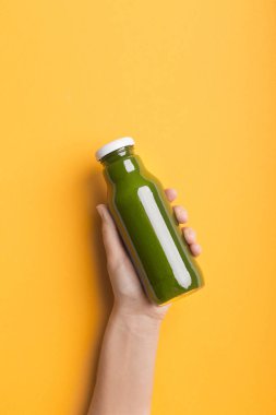 Yeşil detoks smoothie ile kadın el ele tutuşma şişesi