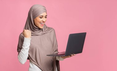 Dizüstü bilgisayarla Başarı Kutlaması 'nda öforik Arap Kızı