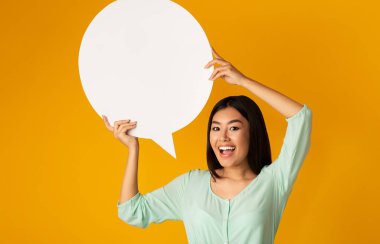 Harika bir fikir. Asyalı kız boş konuşma balonu tutuyor