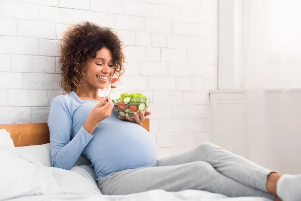 Plan de comidas para el embarazo. Mujer afroamericana comiendo ensalada de verduras frescas — Foto de Stock