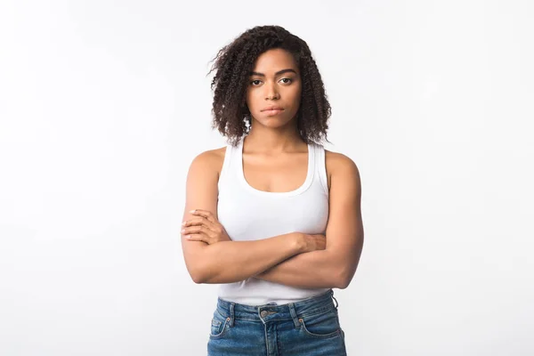 Primo piano della frustrata ragazza afro con le braccia incrociate — Foto Stock