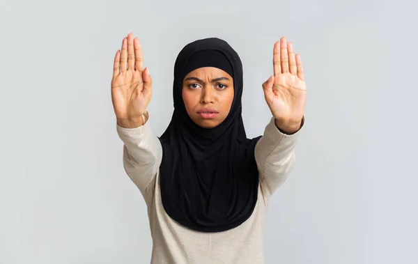 Mujer musulmana negra seria mostrando Stop Gesture con dos palmas abiertas — Foto de Stock